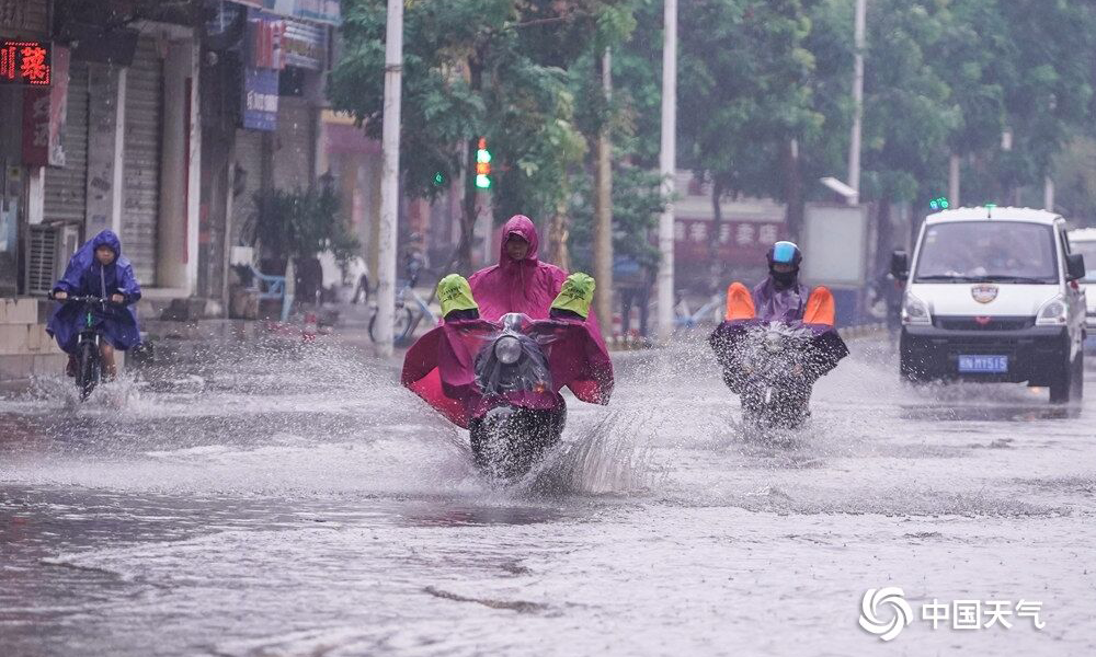 8月下旬 “白鹿”残余环流带来风雨影响
